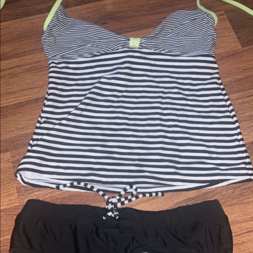Old navy black and white two piece bathing suit